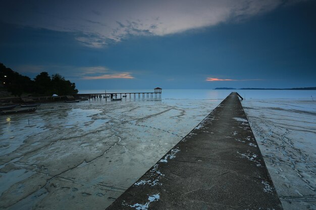 Photo pier over sea against sky during sunset