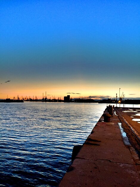 Photo pier over sea against sky at dusk