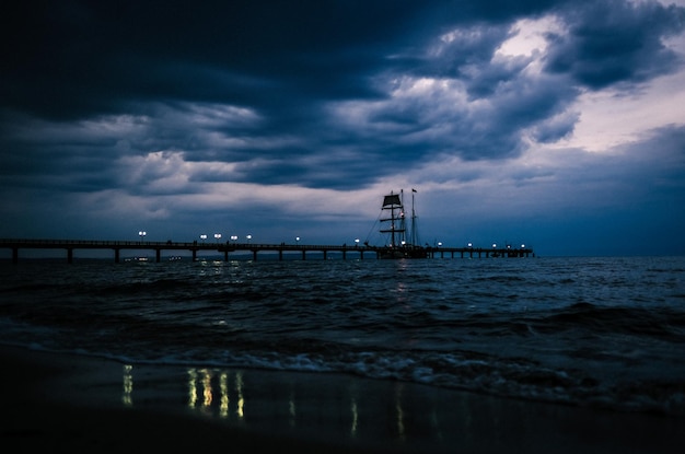 Foto pier sopra il mare contro il cielo al crepuscolo