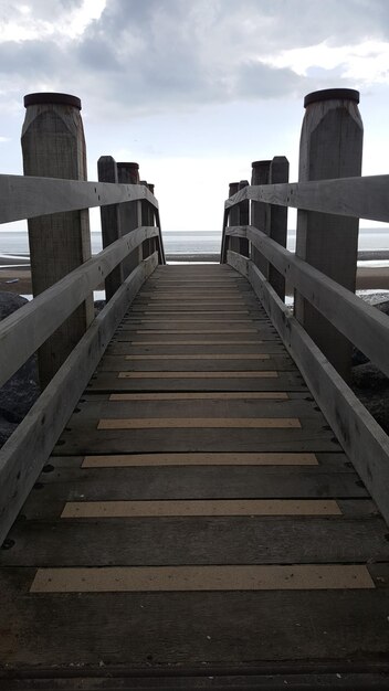 Photo pier over sea against sky