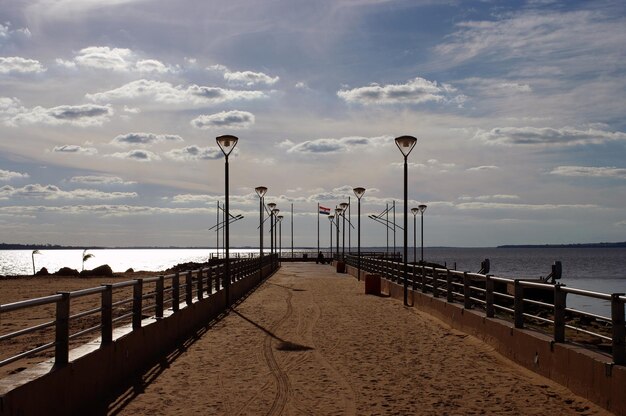 Photo pier on sea against sky