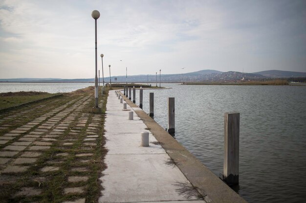 Foto il molo sul mare contro il cielo