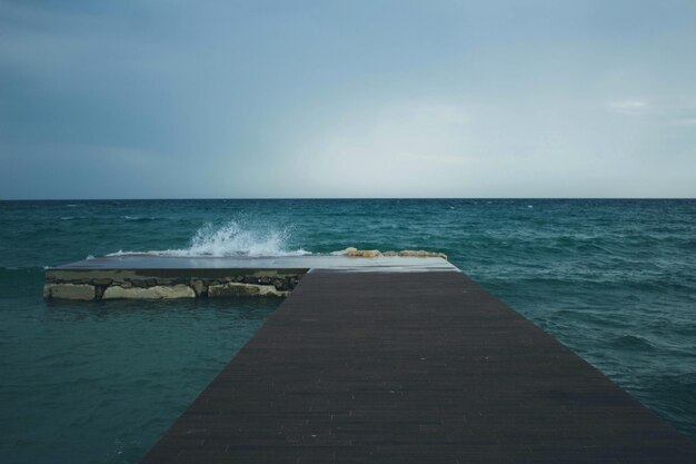 Photo pier on sea against sky