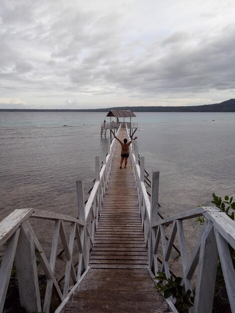 Photo pier over sea against sky