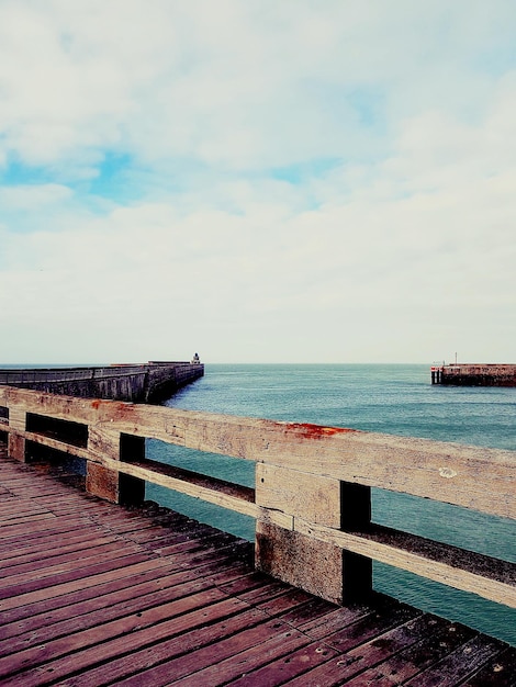 Foto il molo sul mare contro il cielo