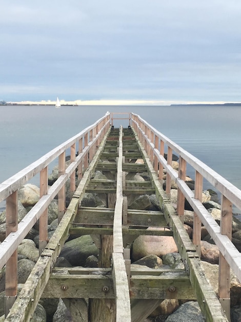 Foto il molo sul mare contro il cielo