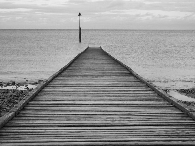 Foto il molo sul mare contro il cielo