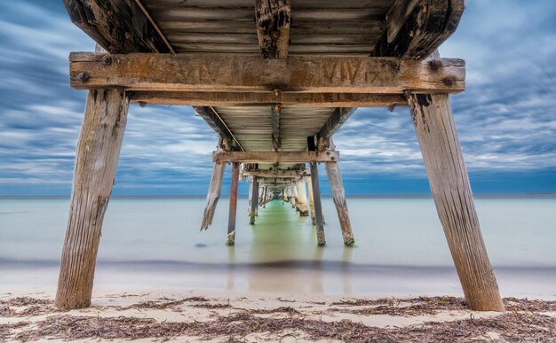 Foto il molo sul mare contro il cielo