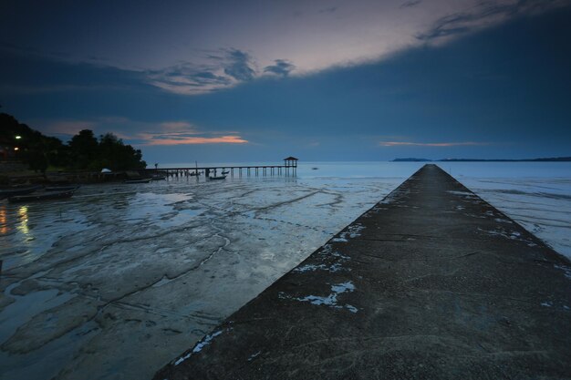 Photo pier over sea against sky