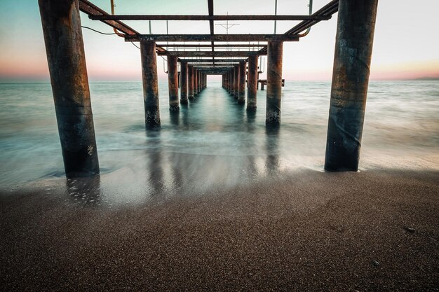 Foto pier sul mare contro il cielo