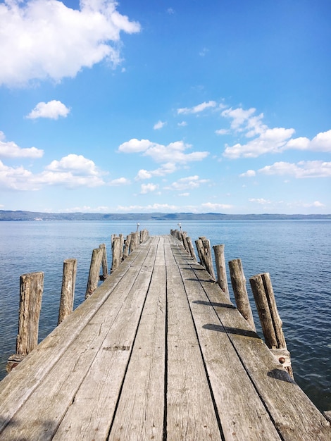 Foto il molo sul mare contro il cielo