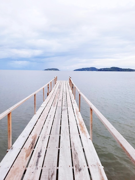 Photo pier over sea against sky