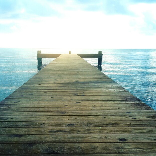 Photo pier over sea against sky