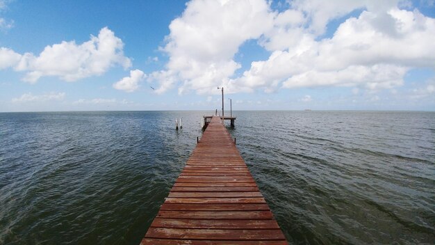 Foto il molo sul mare contro il cielo