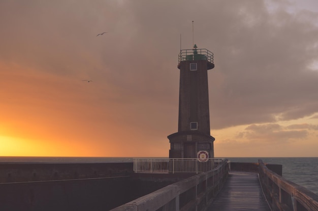 Foto il molo in mare al tramonto