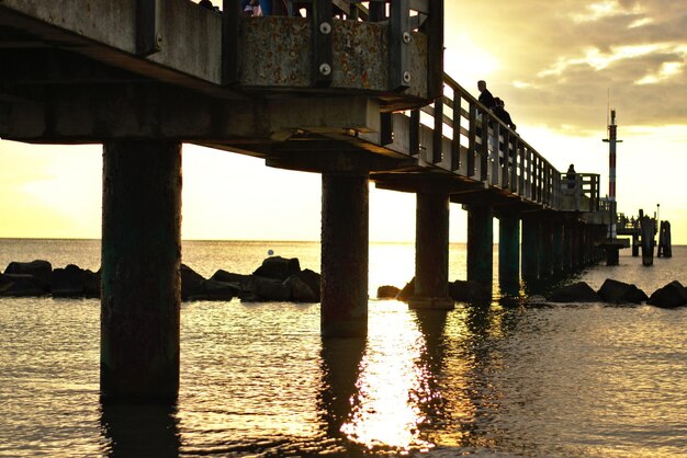 Foto il molo in mare al tramonto