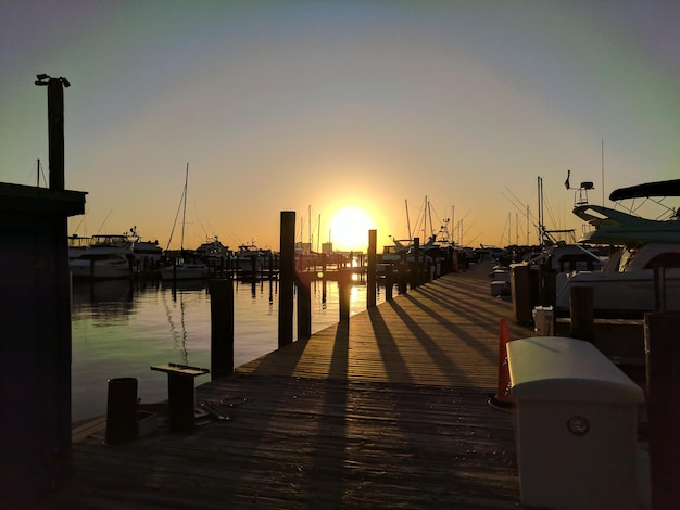 Foto il molo in mare al tramonto