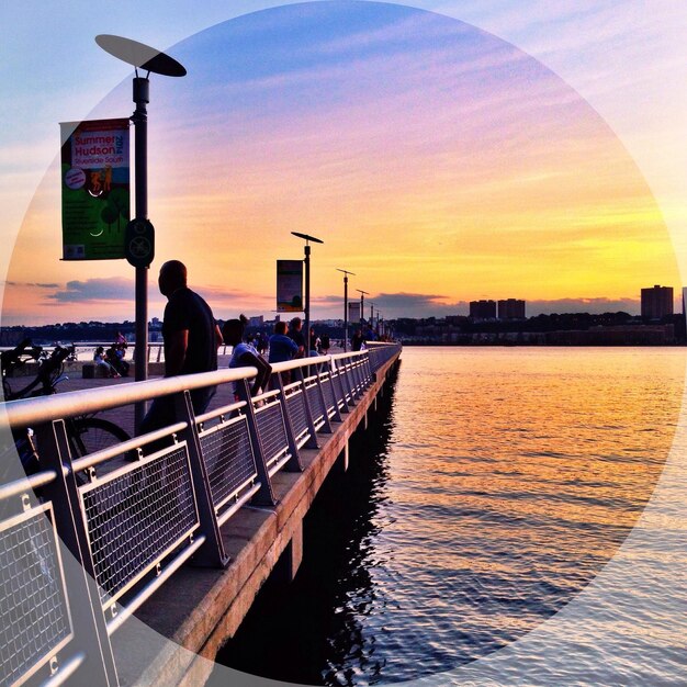 Photo pier in sea at sunset