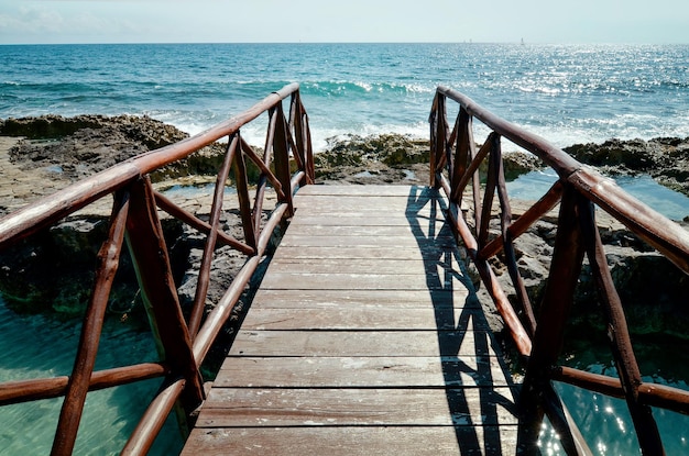 カリブ海の桟橋海の見える珊瑚のビーチ海の木製の橋