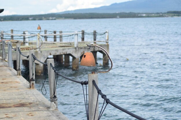 Foto molo sopra il mare