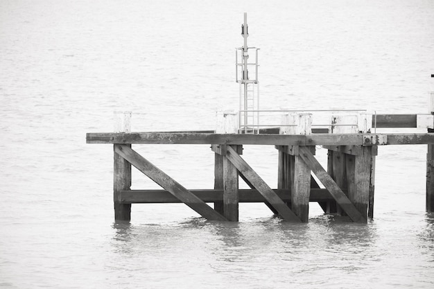 Foto molo sopra il mare