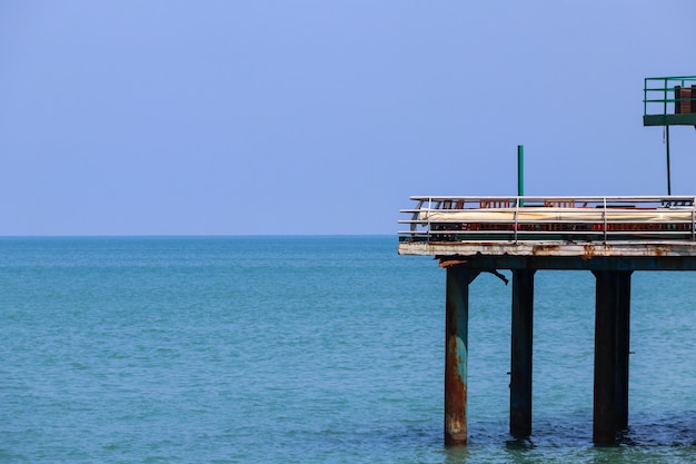 Pier su una riva del mar nero a batumi, georgia