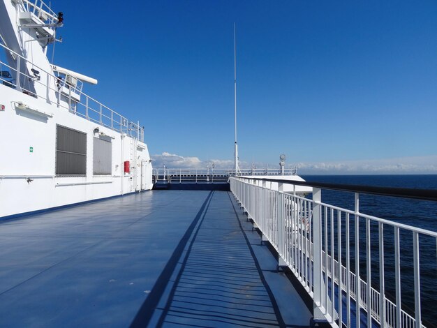 Foto pier te midden van de zee tegen een heldere blauwe hemel