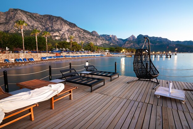 Photo pier with chaiselongues and umbrellas in the mediterranean sea turkey