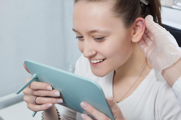 Piercings op een oor Conch en helix piercings close-up Professioneel met het juweel