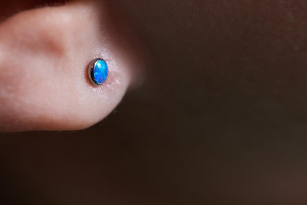 Piercings op een oorschelp en helix piercings close-up
