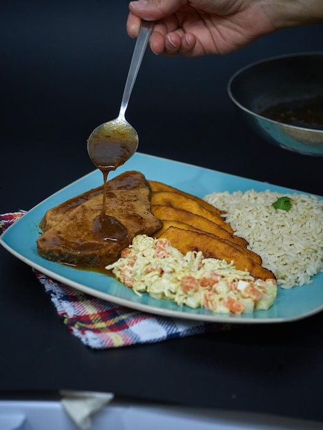 Foto pierna de cerdo o pernil hornado platillo tipico de venezuela