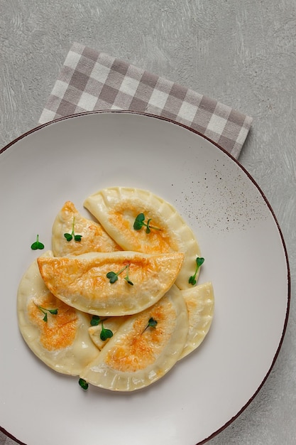 Pierogi een traditioneel gerecht uit de Poolse keuken dumplings bovenaanzicht close-up geen mensen