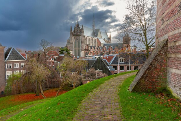 Foto pieterskerk ex chiesa del xiii secolo a leiden, olanda meridionale, paesi bassi