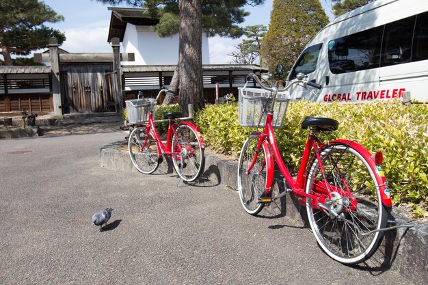 写真 道に自転車に乗って座っている