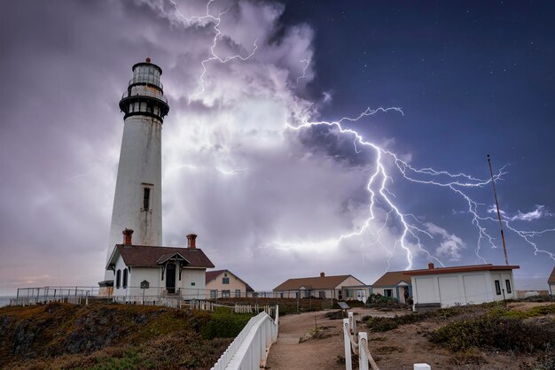 Foto faro di pigeon point con cielo nuvoloso e temporale sullo sfondo