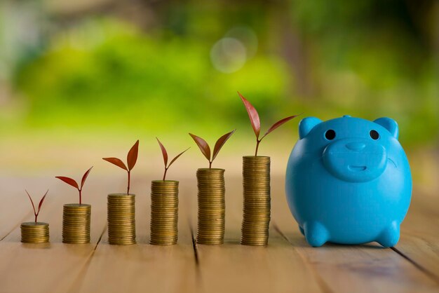 Photo piggy bank by coins stacked on table