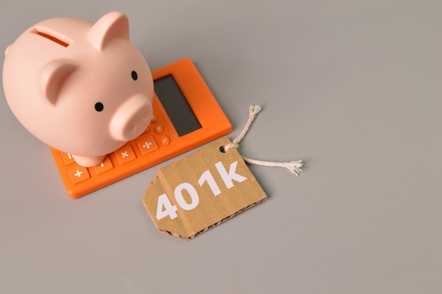 Piggy bank calculator and label tag written with 401k