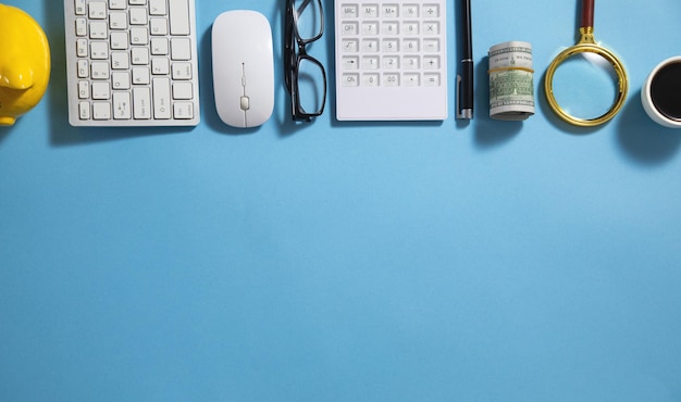 Piggy bank geld koffie rekenmachine bril op de blauwe achtergrond