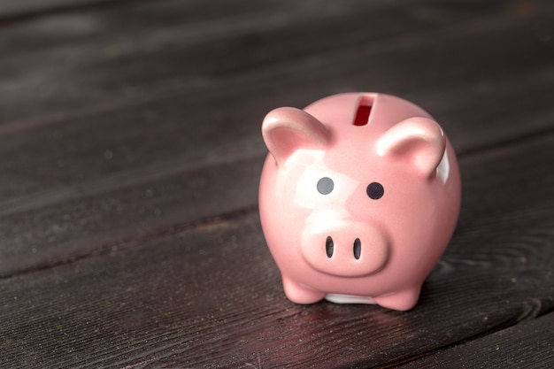 Photo piggy bank on the old wood