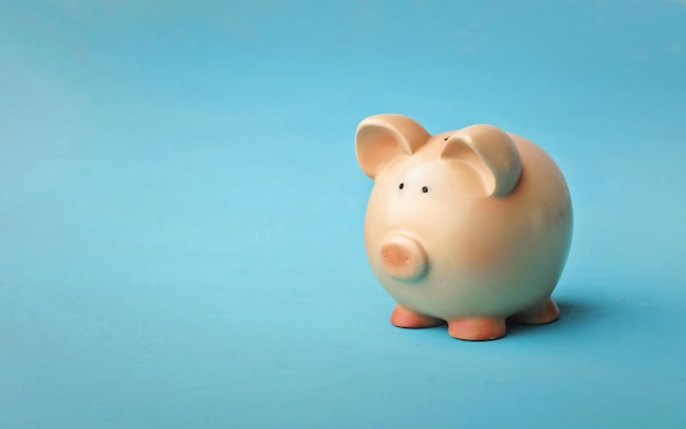 Piggy bank op blauwe achtergrond