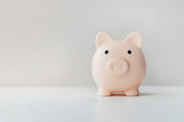 Piggy bank op houten tafel op een witte achtergrond