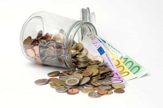 貯金箱 コインとユーロ紙幣で満たされた保存用のガラス