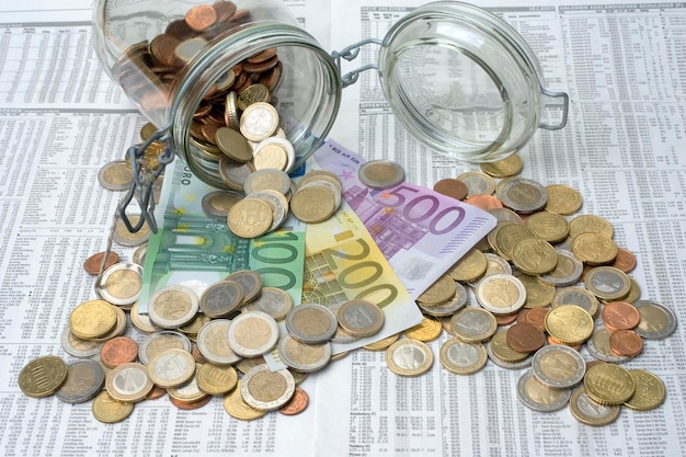 Копилка - консервный стакан, наполненный монетами и купюрами евро