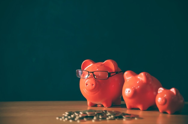 Photo a piggy bank put on the stacking gold coins and blackboard house