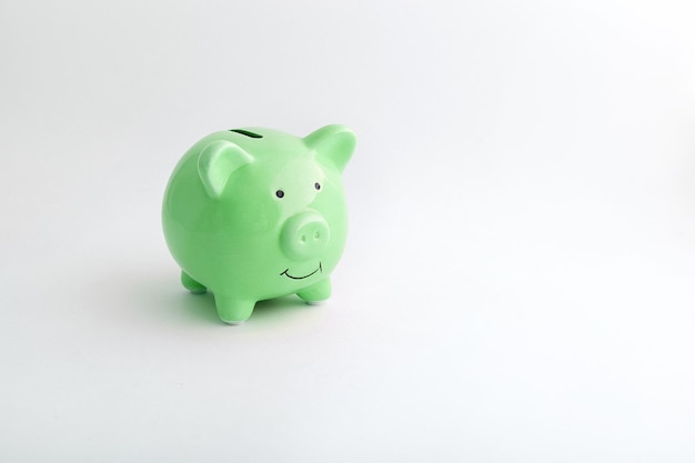 孤立した白い背景の上の豚の形をした貯金箱