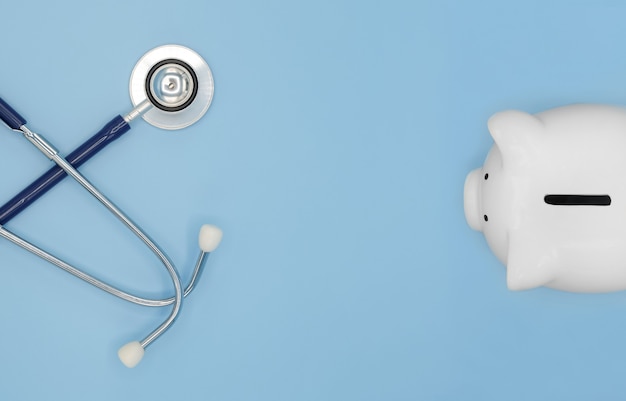 Копилка со стетоскопом на синем финансовом осмотре здравоохранения, спасая концепцию медицинского страхования