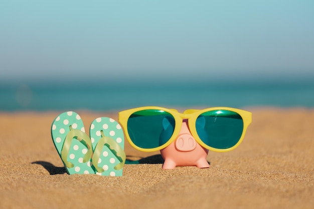 Salvadanaio sulla spiaggia in estate