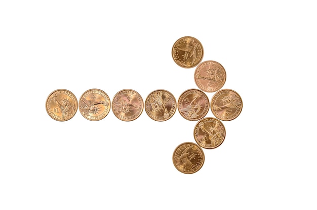 Pijl gemaakt van munten. Geïsoleerd op wit