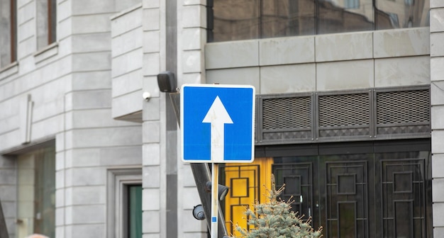 Pijl op verkeersbord in de stad