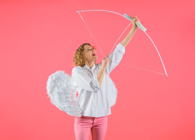 Pijl van liefde Cupido schiet liefdespijl met boog voor valentijnsdag vrouwelijke engel met pijl en boog